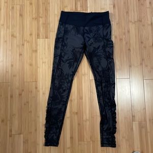 Lululemon Speed Tight grey black floral with side calf ruching. Size 8